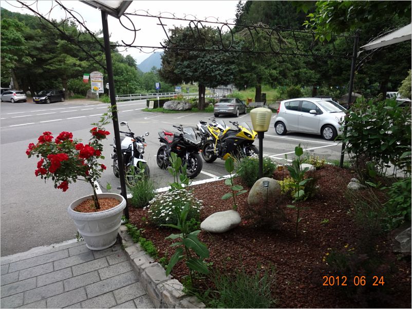 Vor dem Hotel1